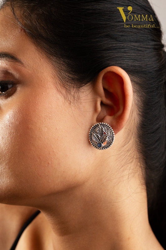 Vomma round leaf earrings