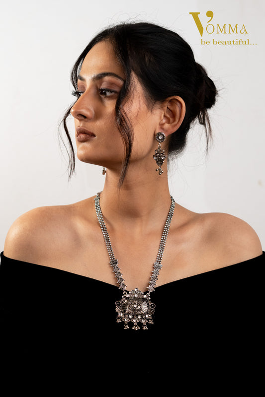 Vomma single layer Long necklace with earrings