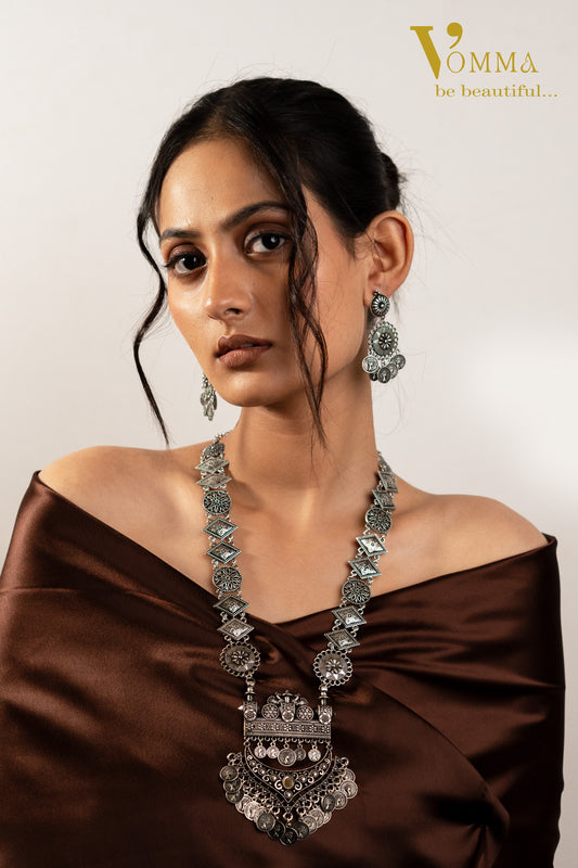 Vomma Long Necklace with earrings