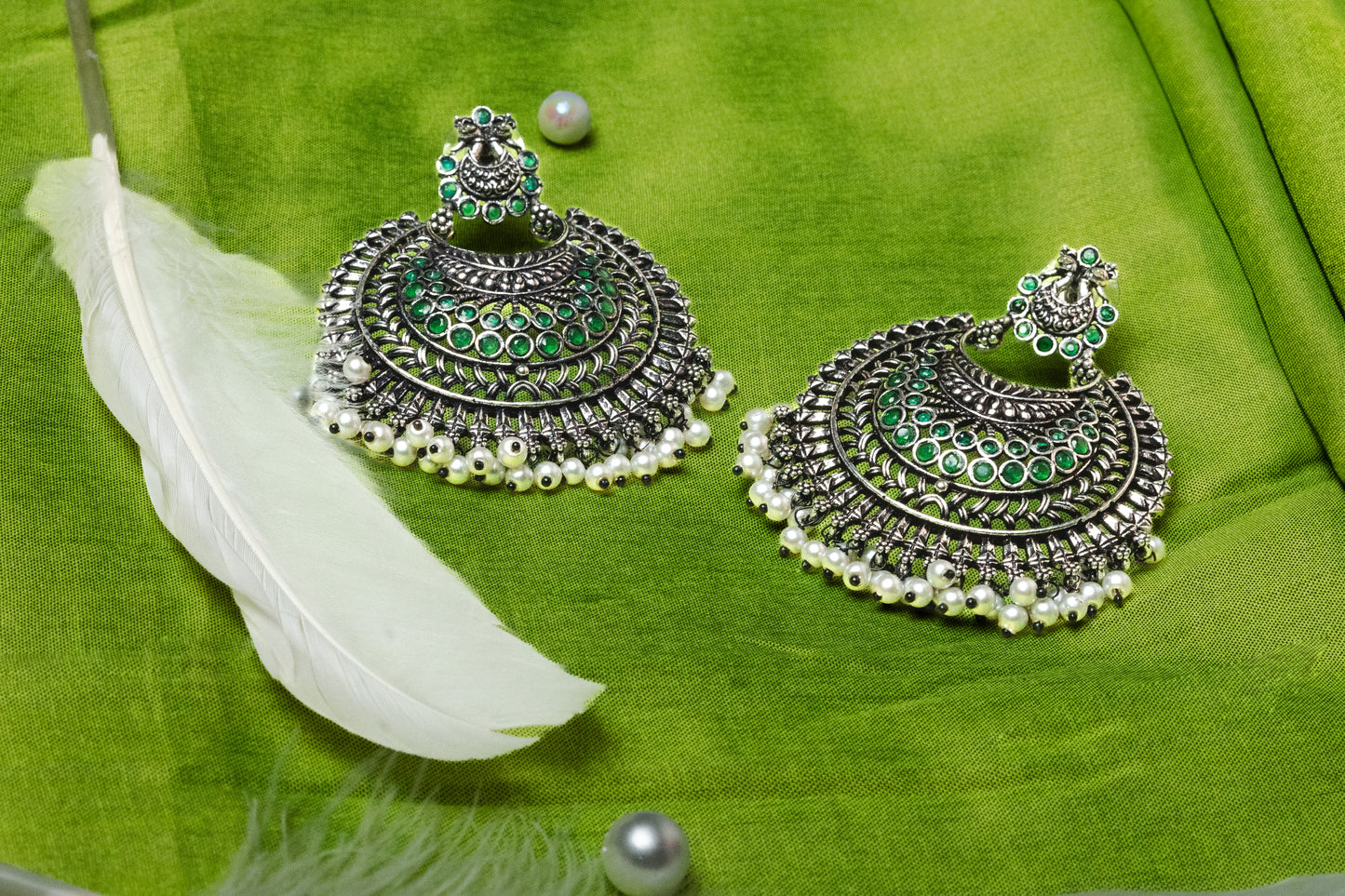 Vomma Chand baliya with white pearls