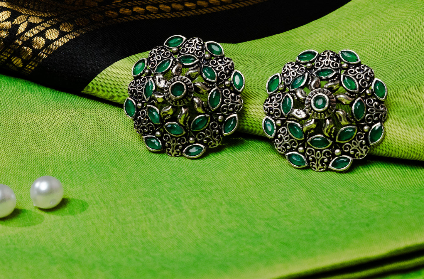 Vomma floral round earrings with Green stones