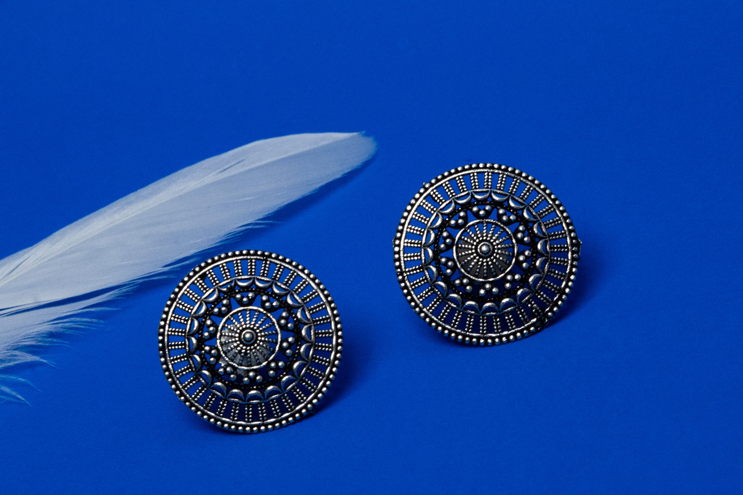Vomma elegant circular earrings
