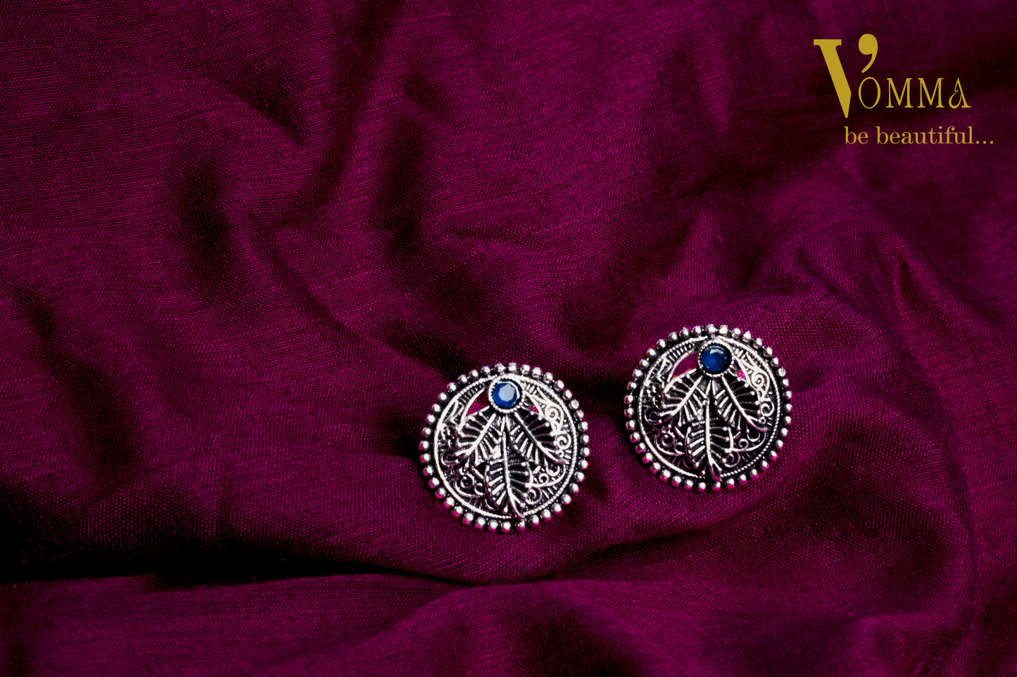 Vomma round leaf earrings