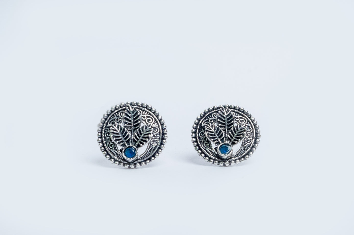 Vomma round leaf earrings