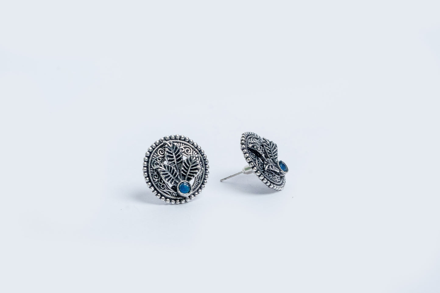 Vomma round leaf earrings