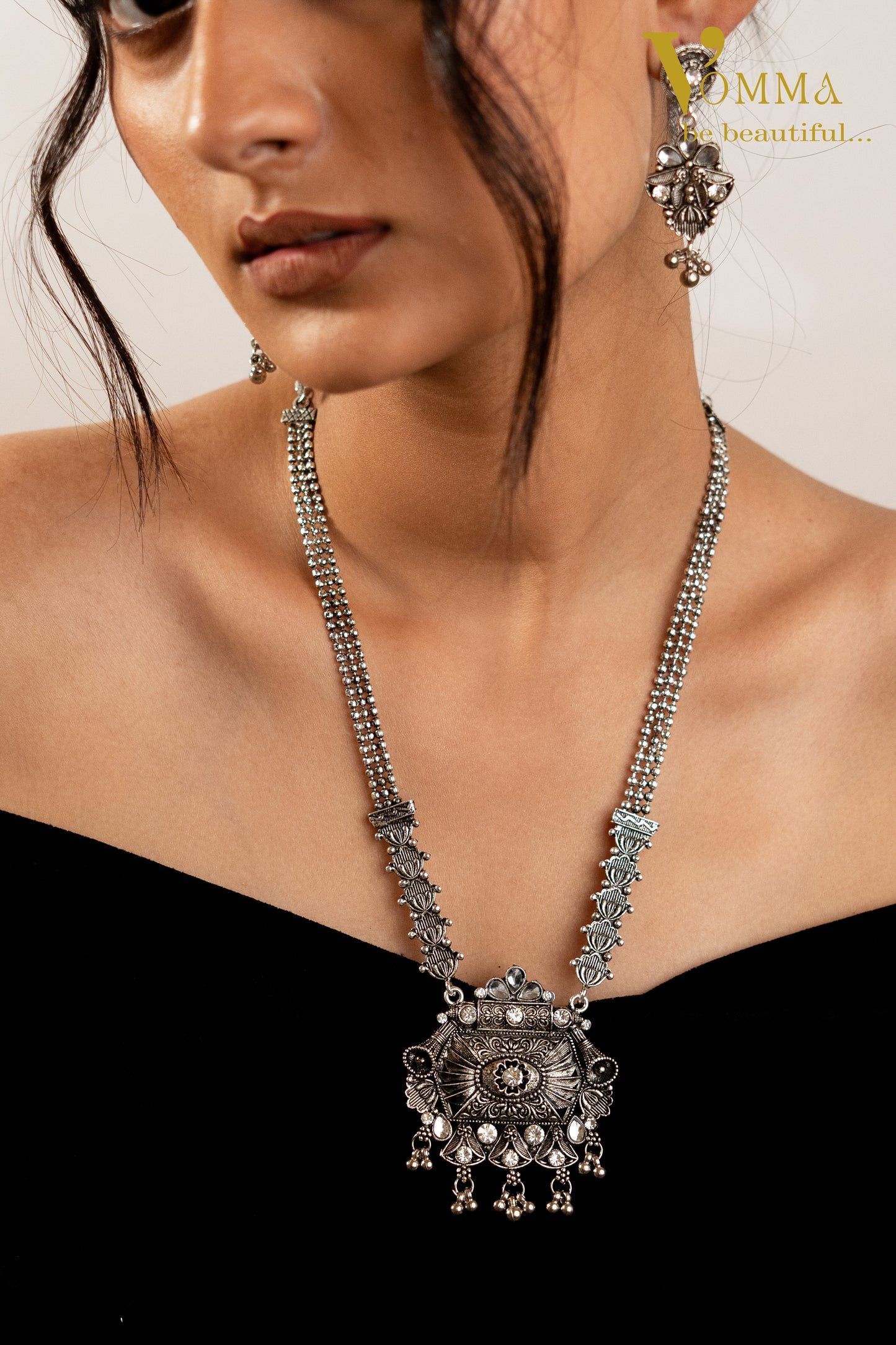 Vomma single layer Long necklace with earrings