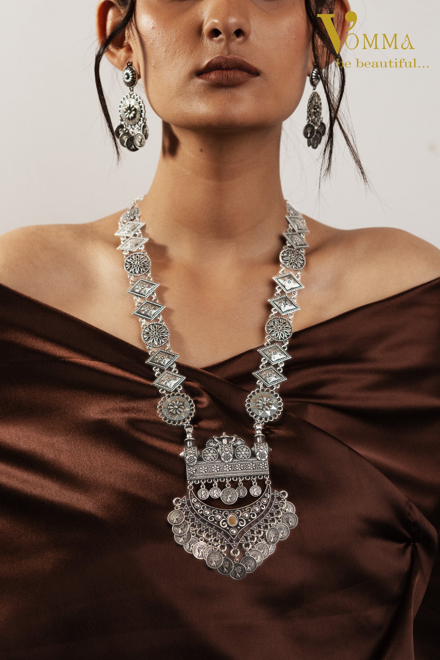 Vomma Long Necklace with earrings