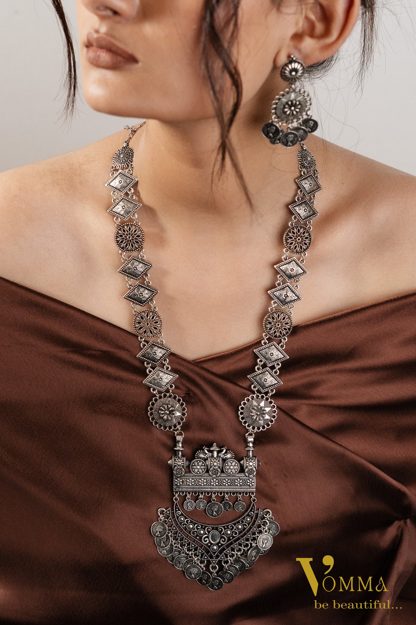 Vomma Long Necklace with earrings