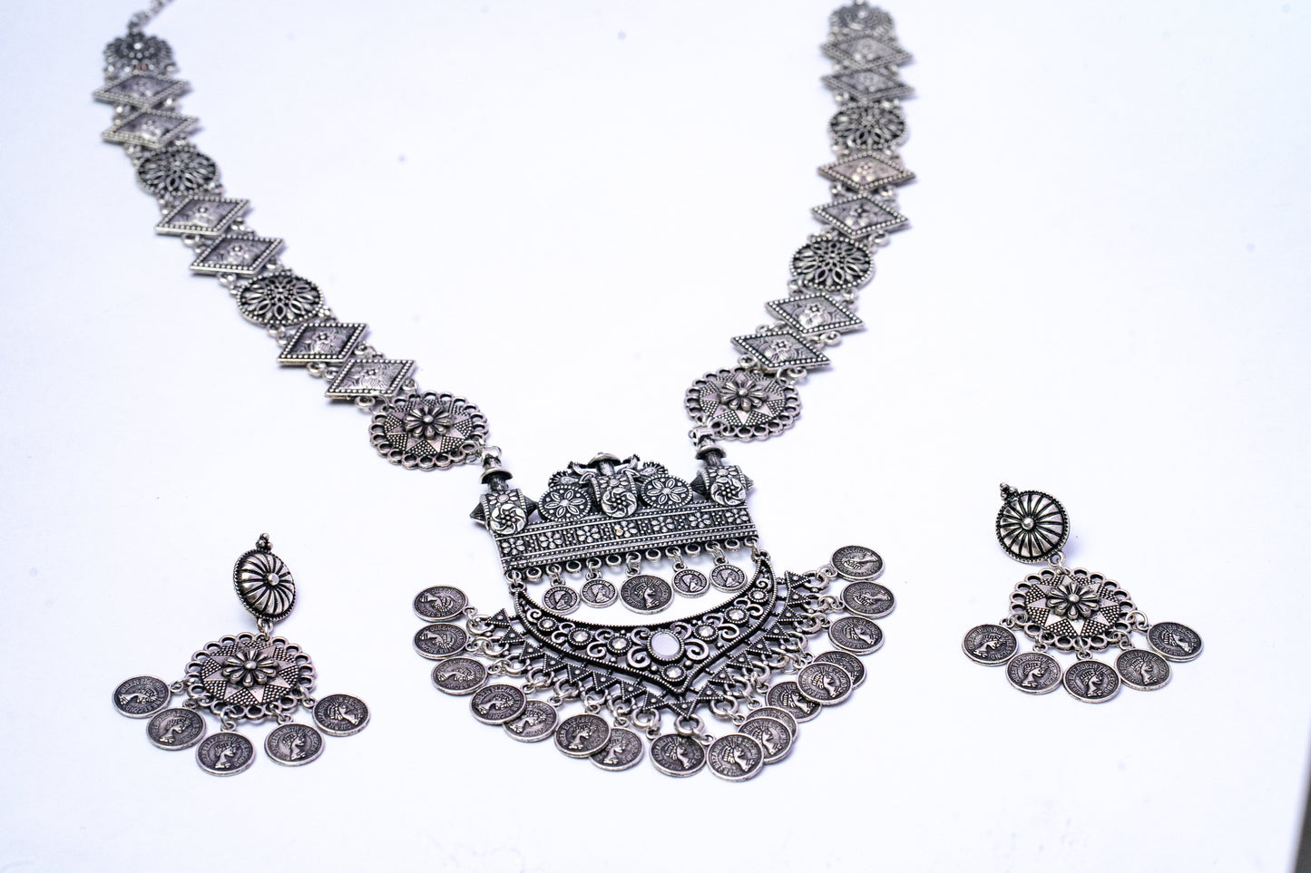 Vomma Long Necklace with earrings