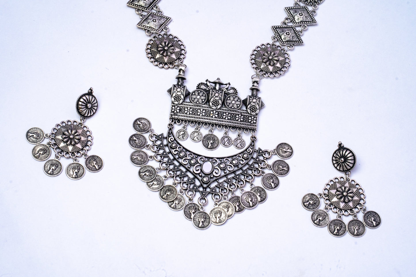 Vomma Long Necklace with earrings