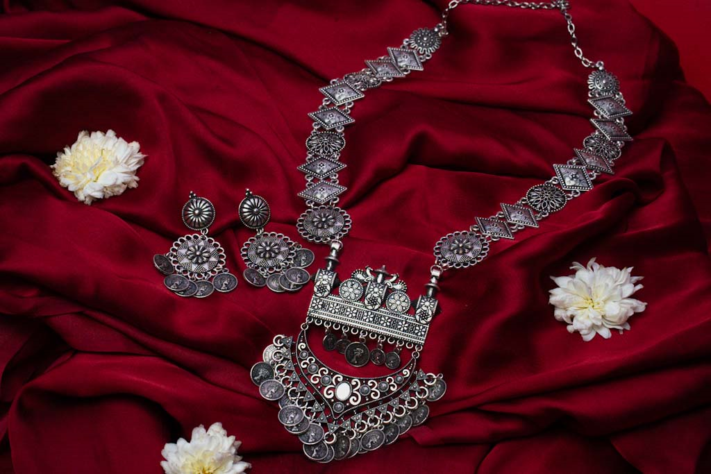 Vomma Long Necklace with earrings