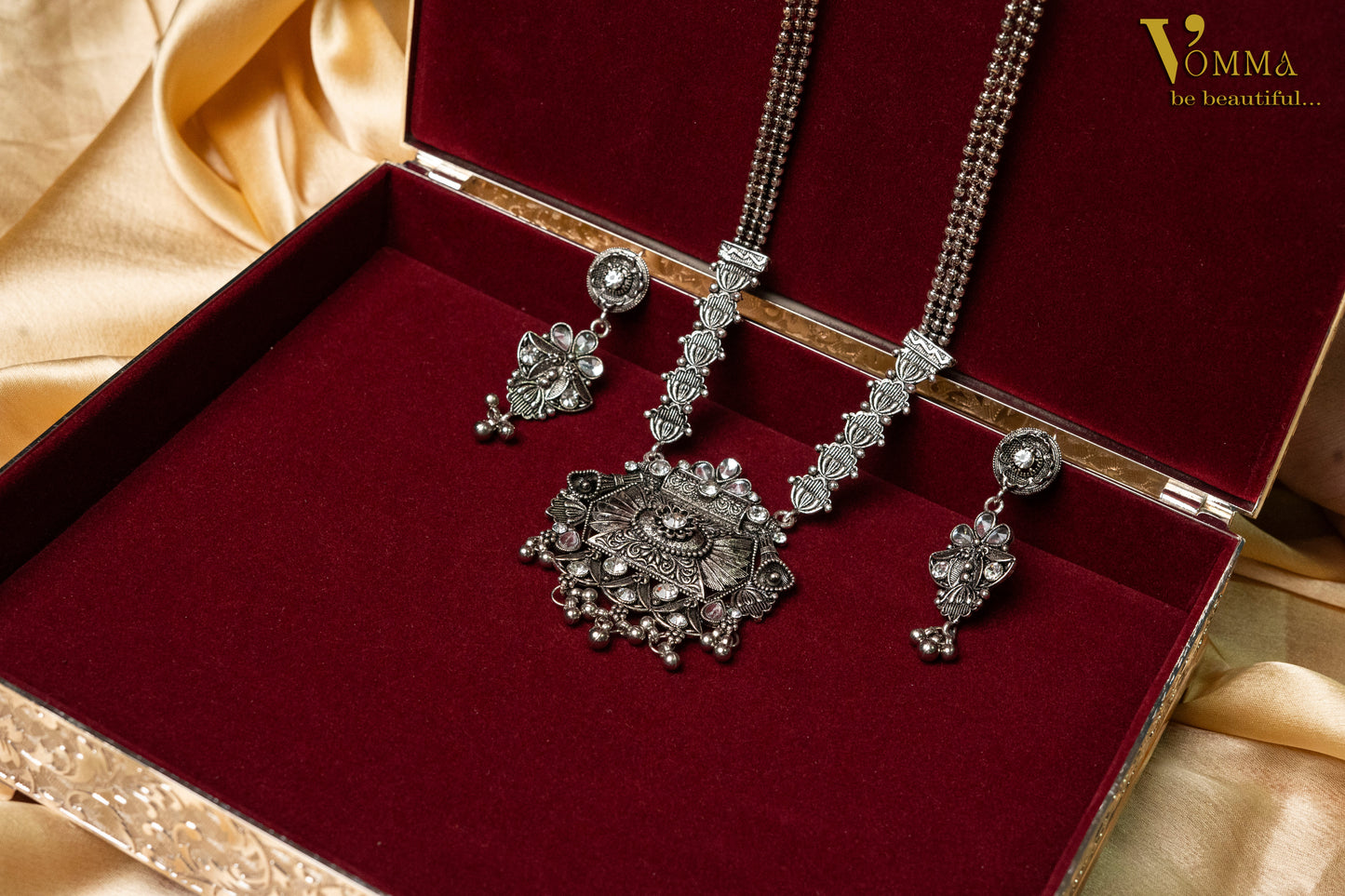 Vomma single layer Long necklace with earrings