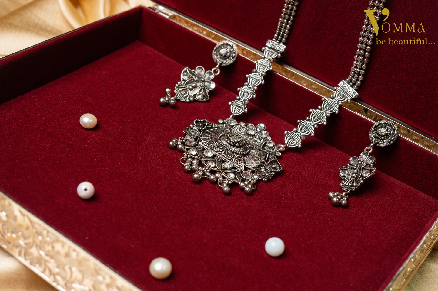 Vomma single layer Long necklace with earrings